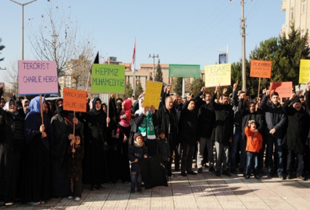 Hakaret karikatürleri protesto edildi