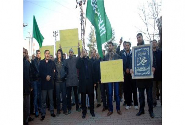 Midyat'ta Charlie Hebdo Dergisi ve Cumhuriyet Gazetesi Protesto Edildi