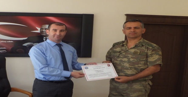 Başarılı personele başarı belgesi