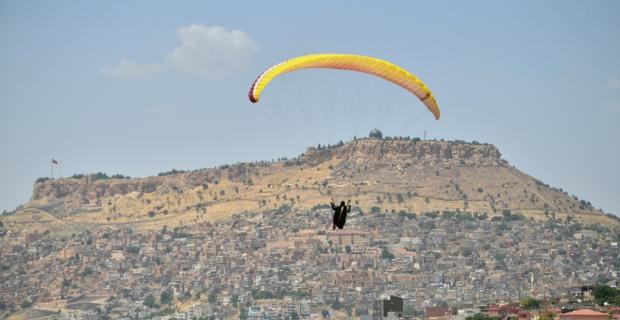 Paraşütçülerden 15 Temmuz Şehitleri Anısına Saygı Uçuşu