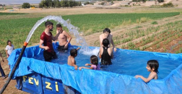 Sıcaktan bunalan çocukların yapay havuz keyfi