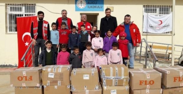 Türk Kızılayı'ndan öğrencilere yardım