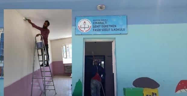 Öğretmenler, öğrencileri için okul boyadı