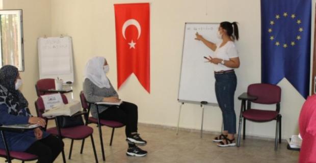 Mülteci kadınlar Tükçe öğrenerek iş hayatına atılmayı hedefliyor