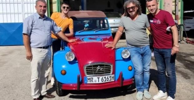 Bordo mavi arabasıyla Kızıltepe'deki taraftarlar derneğini ziyarete geldi
