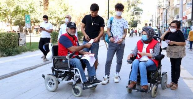 Tekerlikli sandalyeleriyle vatandaşları kan bağışına davet ettiler