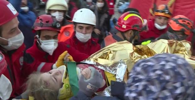 İzmir'de depremden 65 saat sonra 3 yaşındaki Elif sağ olarak kurtarıldı