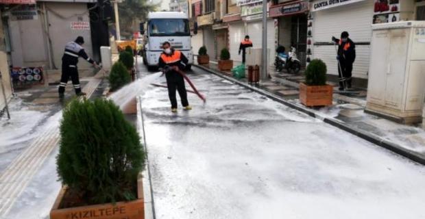 Kızıltepe'de caddeler köpüklü suyla yıkanıyor