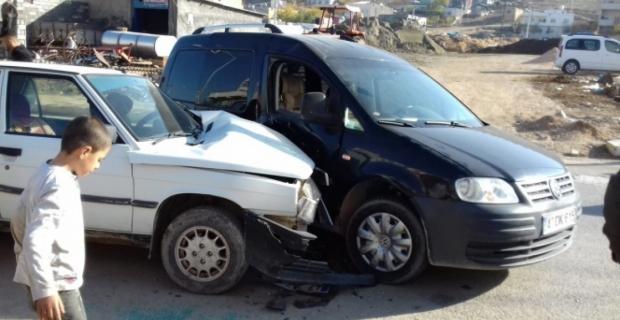 Mardin'de 3 araç birbirine girdi