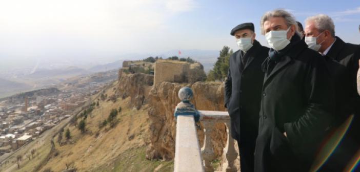 Demircan, Mardin Kalesi'nde incelemelerde bulundu