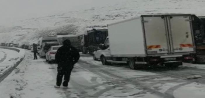 Mardin-Diyarbakır karayolunda kar nedeniyle ulaşım durdu