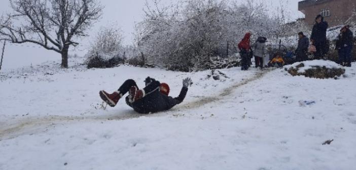 Mardin'de çocuklar karda kaymanın keyfini çıkardı