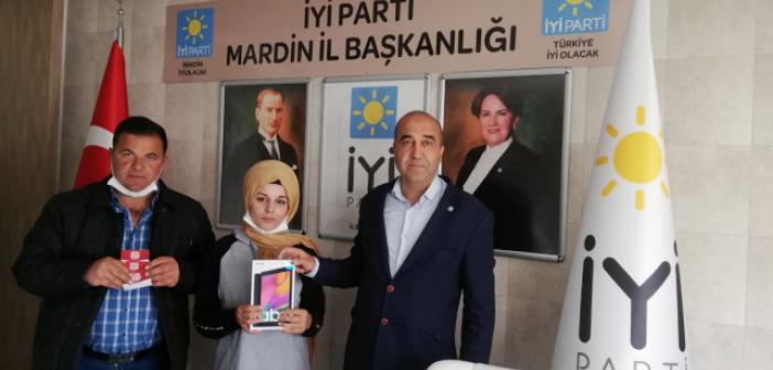 Akşener'den Mardinli Selma'ya Tablet Hediyesi