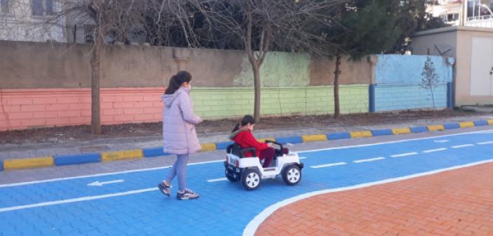 Pandemi döneminde okul bahçesini trafik parkına çevirdiler