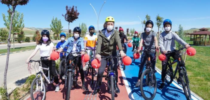 Bakan Selçuk, Mardin'de çocuklarla 23 Nisan'ı bisiklet sürüp uçurtma uçurarak kutladı