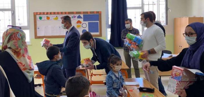 Genç İGİAD'dan ilk ve ortaokullara "Gönül Bağı Kütüphaneleri"