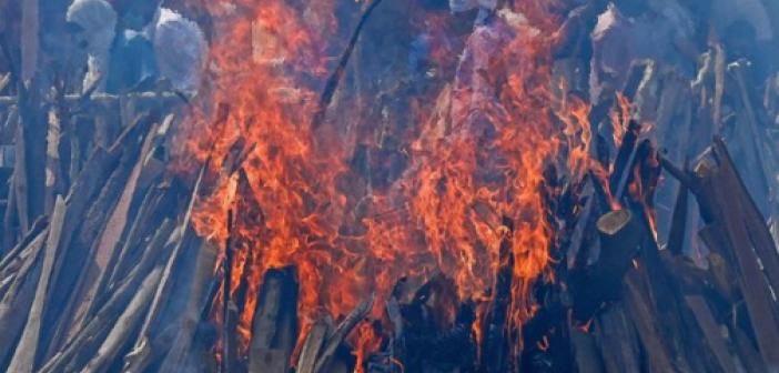 Hindistan Dehşeti Yaşıyor! Krematoryumlarda Yer Kalmadı: Ölüleri Saatlerce Bekletiyorlar