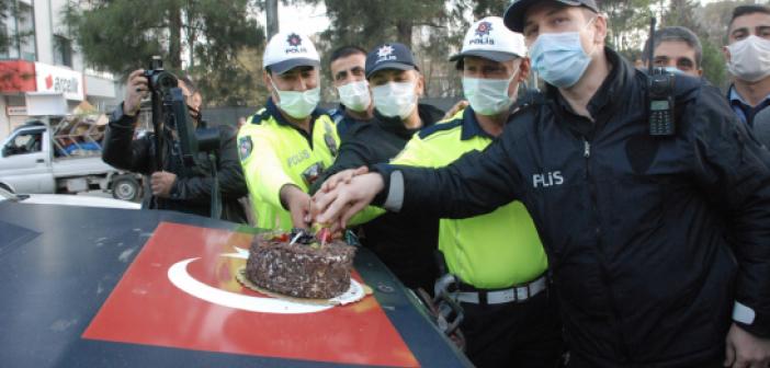 İhbar üzerine bölgeye giden polislere sürpriz kutlama