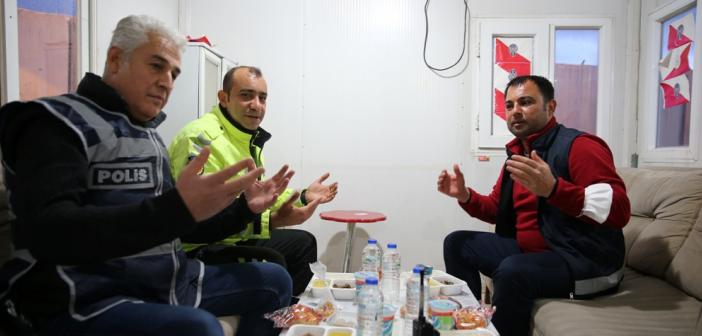 Mardin'de polis ekipleri ilk iftarlarını görevlerinin başında açtı