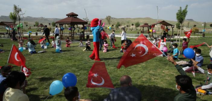 Mehmetçik, Türkiye'ye getirdiği Suriyeli çocukların yüzünü güldürdü