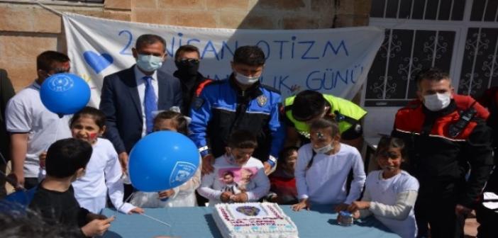 Midyat'ta 'Otizme mavi ışık yak' etkinliği düzenlendi