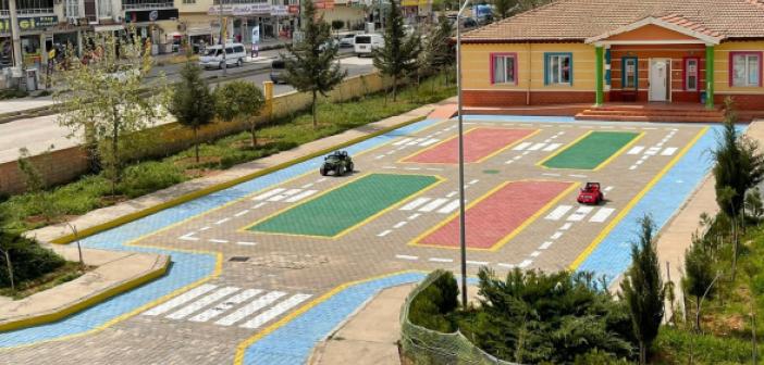 Okul bahçesi çocuklar için trafik eğitim alanı oldu