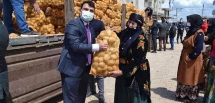 Patates dağıtımını şova çeviren kaymakama sert tepki!