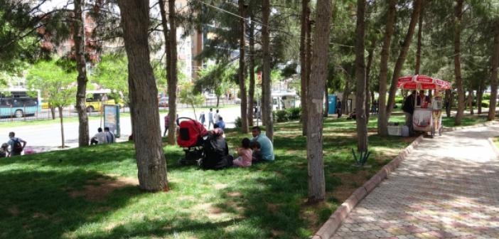 Tam kapanmaya saatler kala vatandaşlar parklara akın etti
