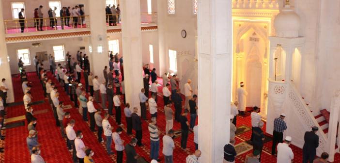 Tam zamanlı kısıtlamanın ilk cuma namazı kılındı