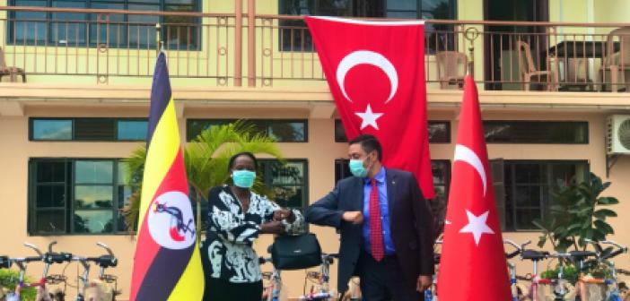 Kampala Büyükelçisi Kerem Alp, yetim ve yoksulların yüzünü güldürüyor