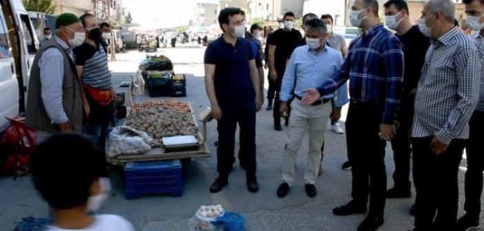 Kaymakam Yalçın, yaşlı pazarcının tüm yumurtalarını satın aldı
