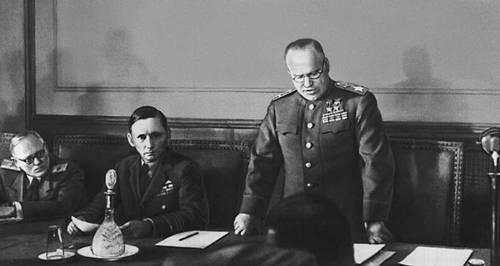 Sovyet Generali Zhukov, Berlin'de imzalanan Nazilerin teslimiyet bildirisini okuyor