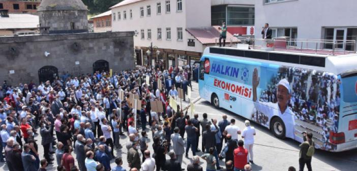 CHP'li yöneticilerden  CHP'nin ahıra çevirdiği Camii önünde ilginç çıkış