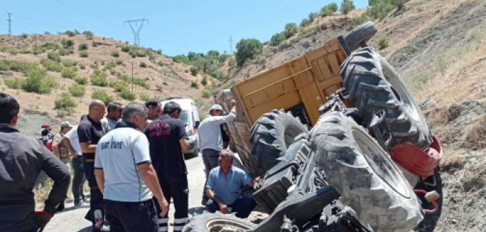 Devrilen traktörün altında kalan genç vefat etti