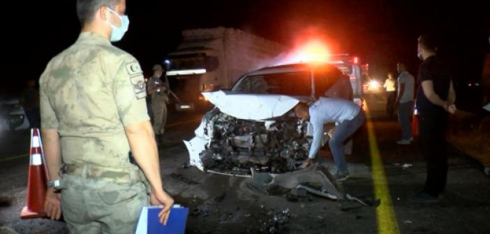 Diyarbakır'da 2 otomobil kafa kafaya çarpıştı: 4'ü ağır 6 yaralı