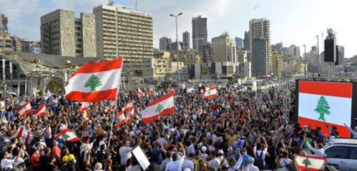 Ekonomik krizin derinleştiği Lübnan'da halk sokağa indi
