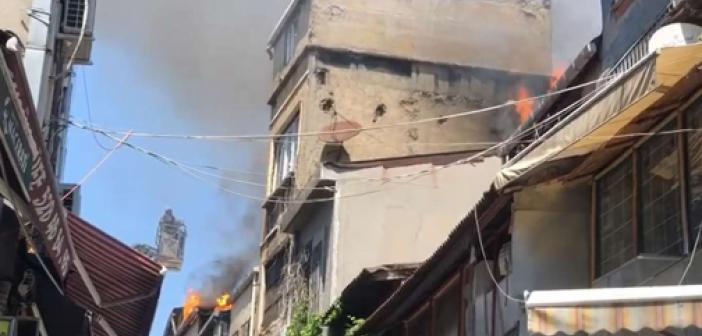 Eminönü'nde bir binada yaşanan patlama sonrasında yangın çıktı
