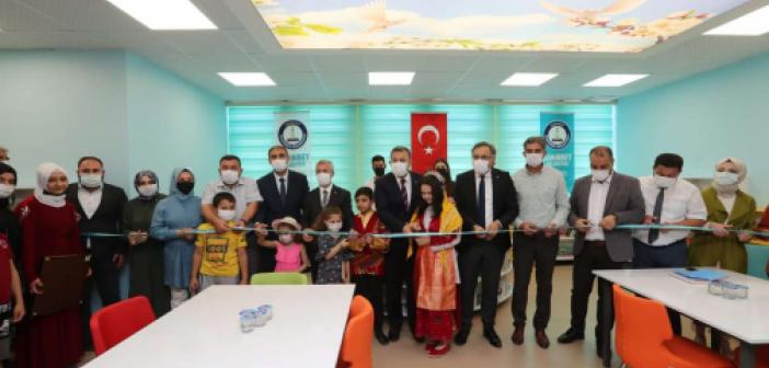 Gaziantep’te Z kütüphane ve halı saha açıldı