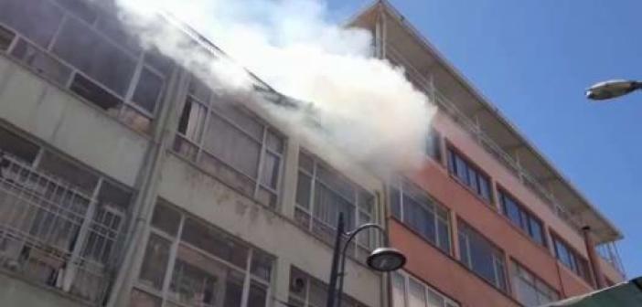 İş merkezinin çatısında çıkan yangın korkuya neden oldu