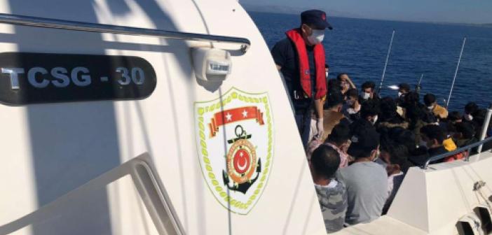 İzmir açıklarında 73 düzensiz göçmen yakalandı