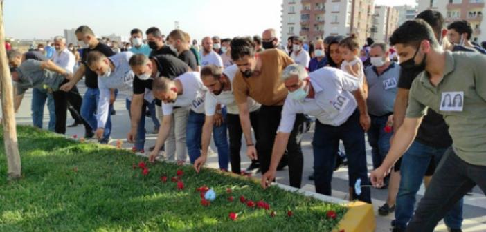 KESK, Öğretmenlerin Vefat Ettiği Kazanın Olduğu Yere Karanfil Bıraktı