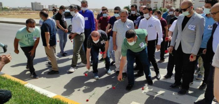 Memur-Sen heyeti Nusaybin’de 2 öğretmenin hayatını kaybettiği kaza yerine karanfil bıraktı