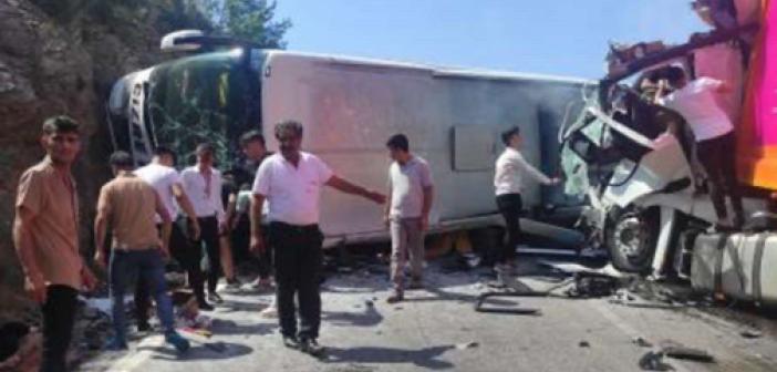 Mersin'de tır ile yolcu otobüsü çarpıştı: 16 yaralı