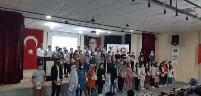 Midyat'ta kitap okuyan 34 öğrenci tabletle ödüllendirildi