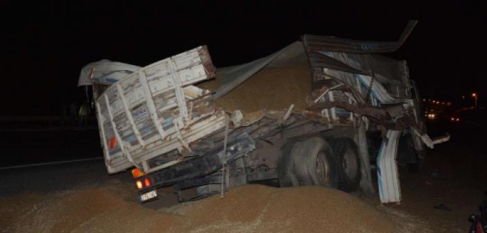 Şanlıurfa'da tahıl yüklü kamyon ile tır çarpıştı: 3 yaralı
