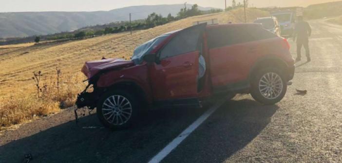 ​Siirt'te iki araç kafa kafaya çarpıştı: Biri ağır 3 yaralı