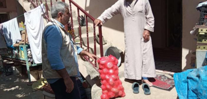 Umut Kervanı Viranşehir’de yüzlerce muhtaç aileye soğan dağıttı