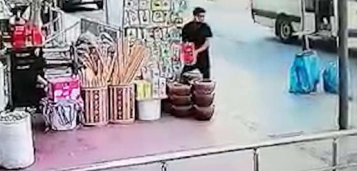 Baharatçıdan kahve çalan genç güvenlik kamerasına yakalandı