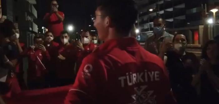 Mete Gazoz'a Olimpiyat Köyü'nde coşkulu karşılama