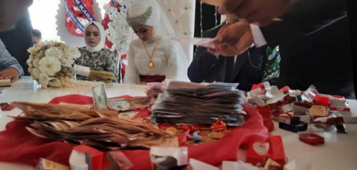 Aşiret düğününde çifte, 1 milyonluk takı takıldı